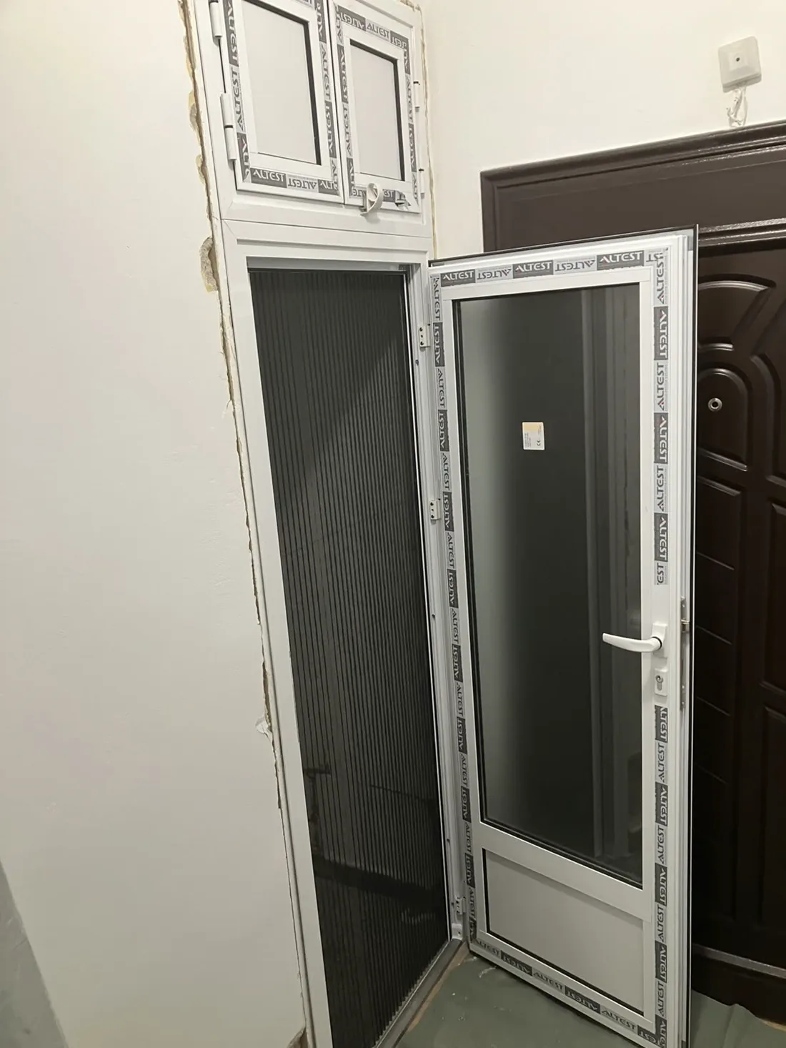 Поставяне на нова дограма в отвор.