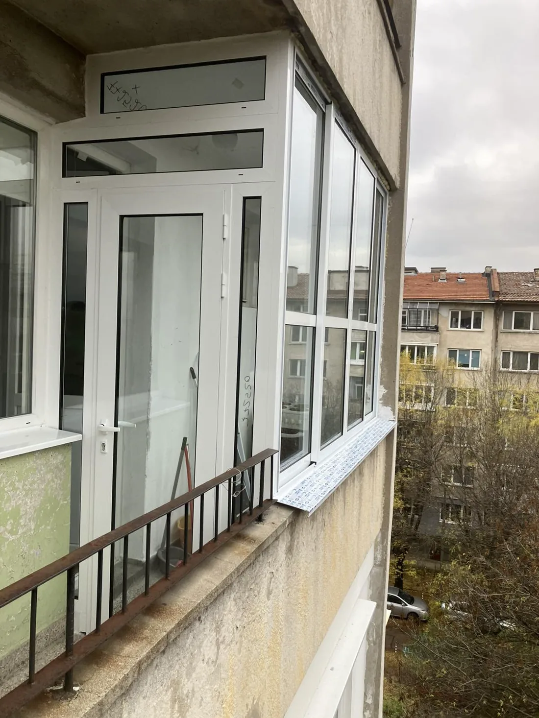 Бяла PVC дограма с входна врата и прозорци на затворена тераса.