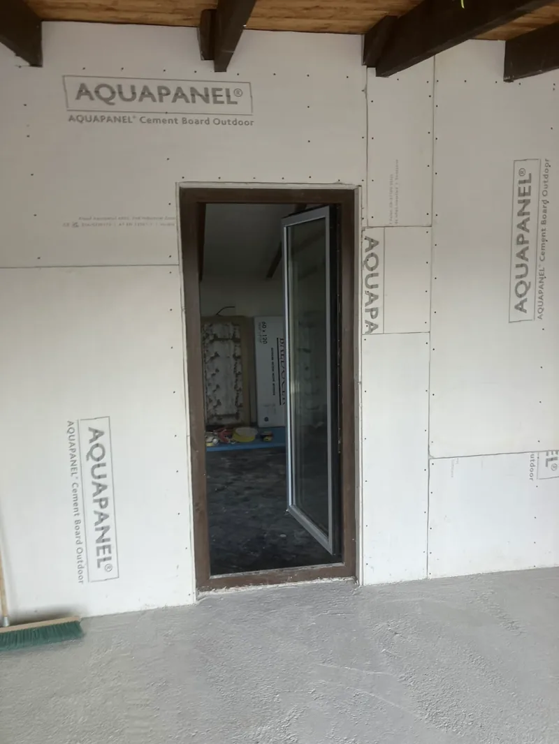 отвор на врата с монтирани панели.