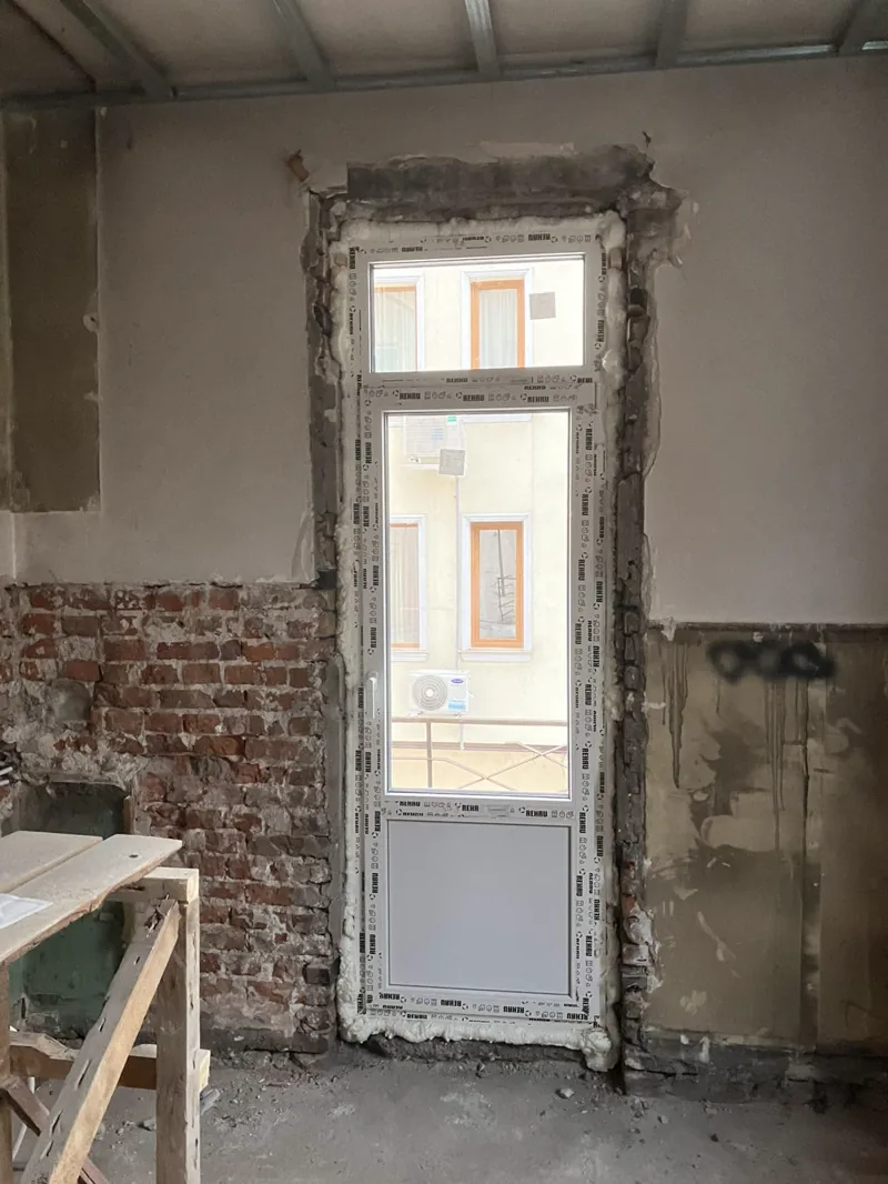 отворена врата в процес на ремонт.